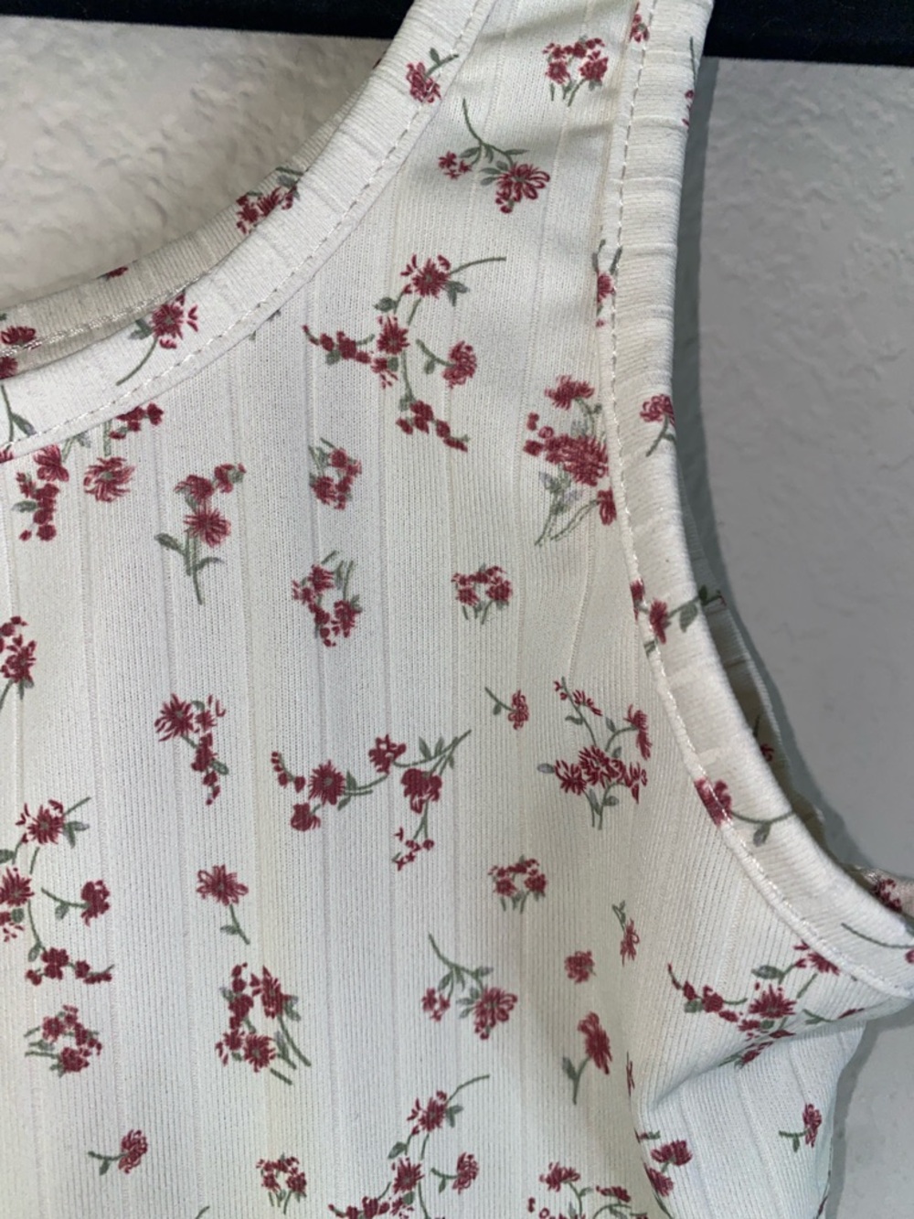 🛍️Ribbed White Crop Top with Red and Green fine line detailed flowers! - Picture 3 of 7